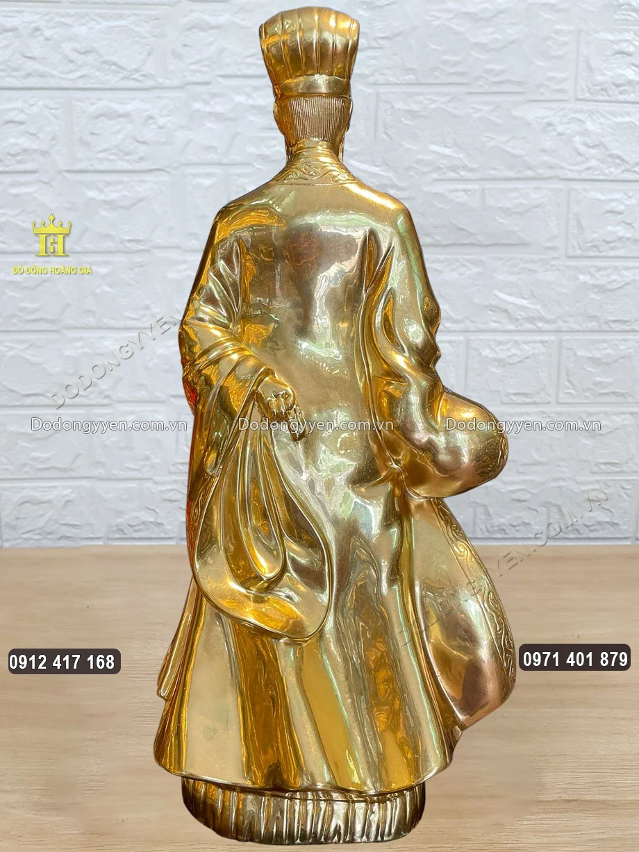 H&igrave;nh ảnh ph&iacute;a sau của bức tượng đồng